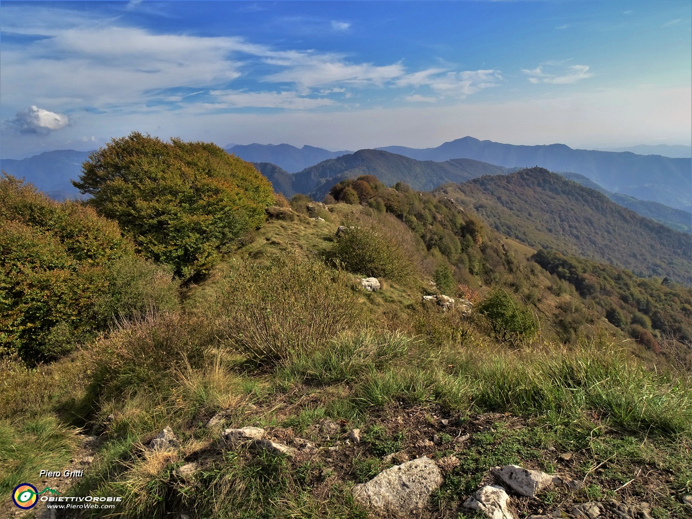 61 Ed ora dal Castel Regina scendo sul sent. 596 al Pizzo Cerro .JPG